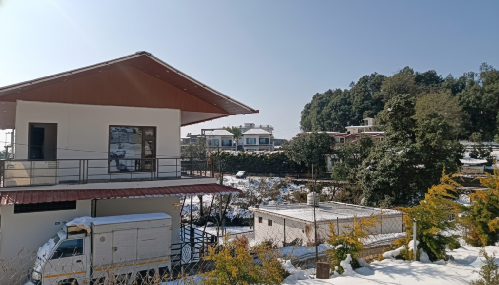 Best hotel in Chaukori with Himalayan mountain views - Atithi Homestay